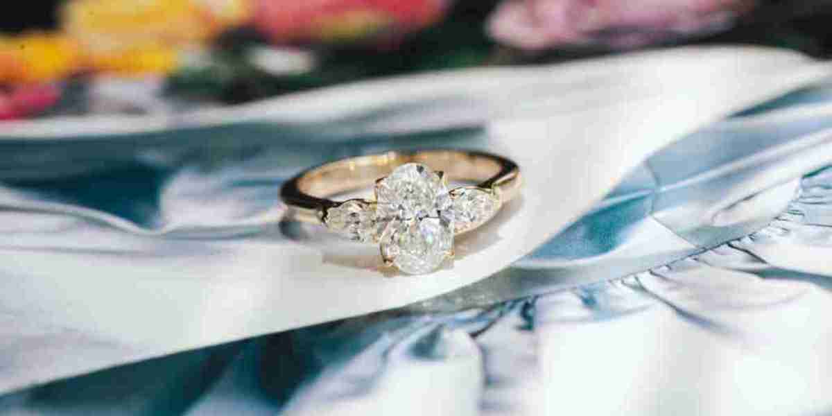 Finding the Right Diamond Stud Earrings With Man Made Diamonds